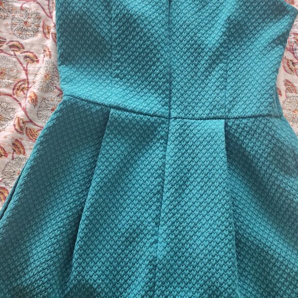 Green sleeves dress with heart pattern - Picture 4 of 7